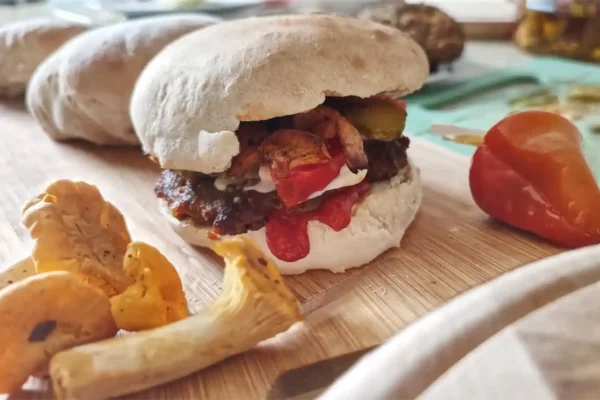 Hamburger Patty Without Egg with Chanterelle and Peppers