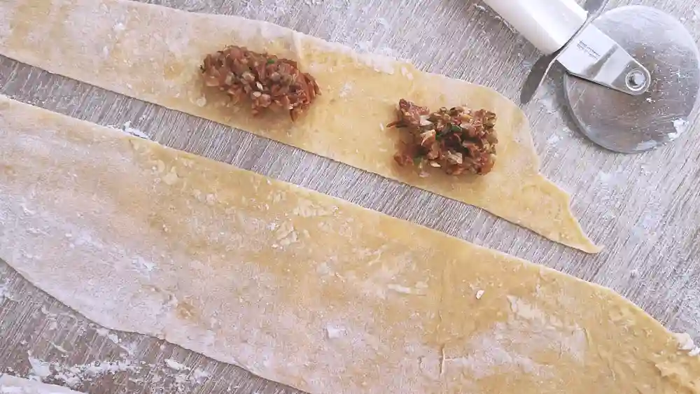 filling step for homemade ravioli without machine 