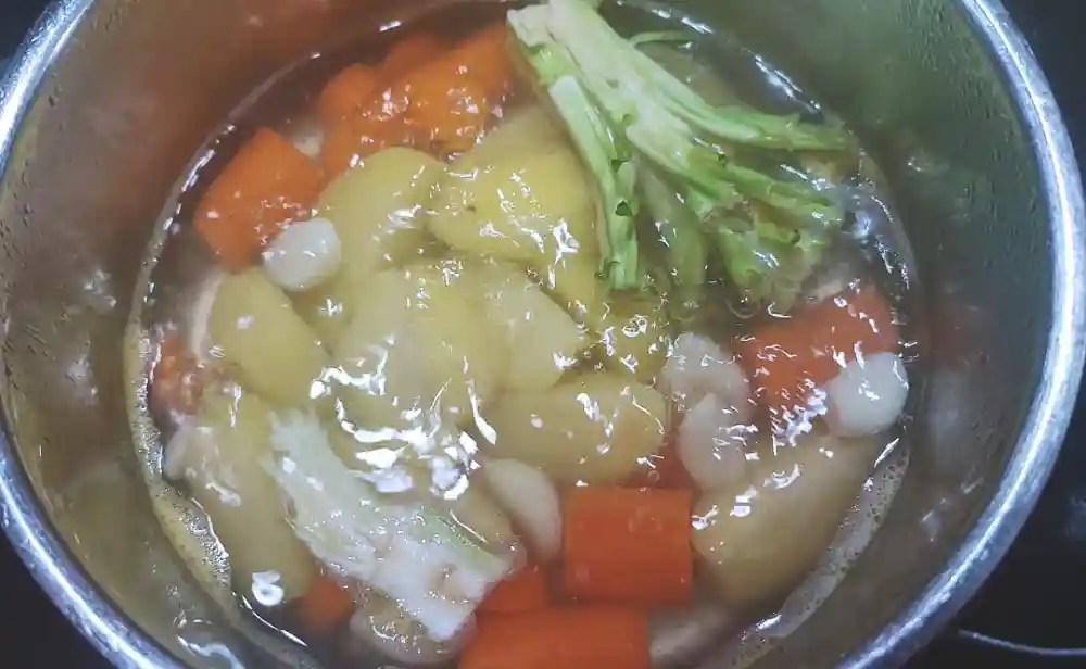 making broth from vegetable scraps, making broth from leftovers